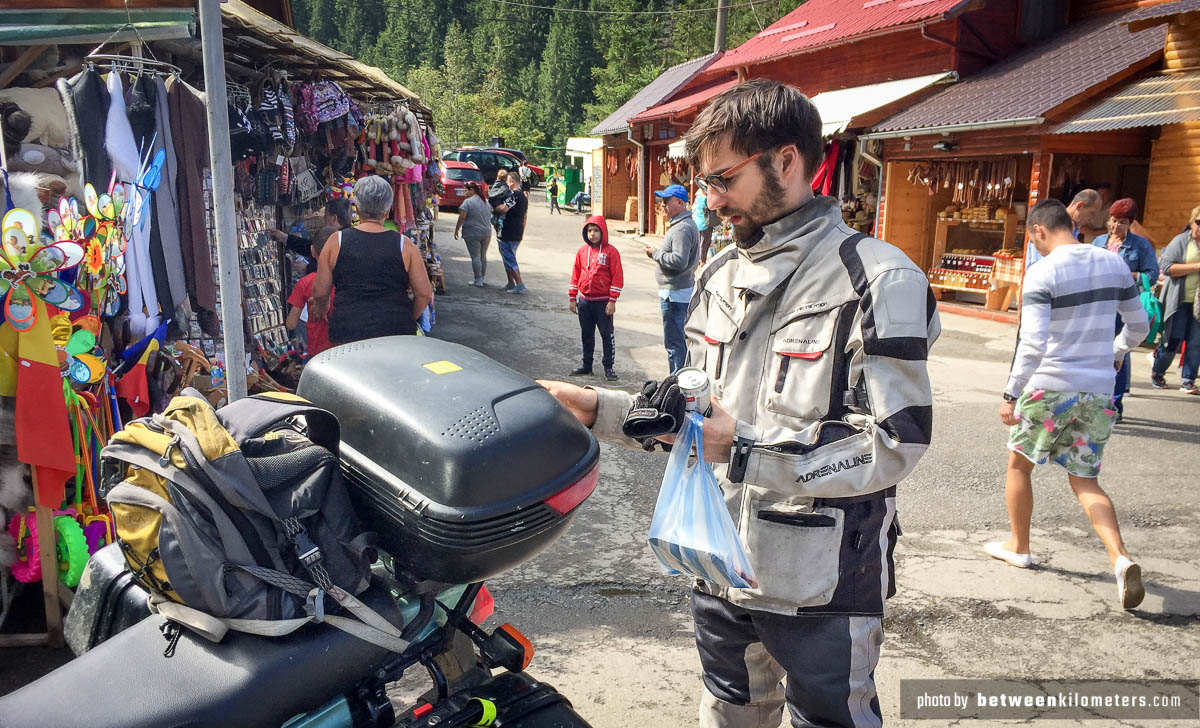 Na samym początku trasy Transfogarsksiej znaleźliśmy bazarek gdzie uzupełniliśmy zapasy o bezalkoholowe piwko i jakieś wyroby piekarnicze. Ceny turystyczne 😉 Bazarek. Trasa Transfogarska, Rumunia