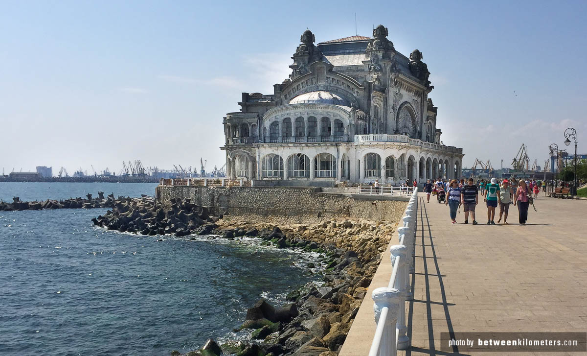 Nieczynne kasyno nad brzegiem Morza Czarnego. W tle po lewej widać spory port, który zrobił na mnie niesamowite wrażenie. Właściwie są tam 2 porty. Rzeczny i morski. Niestety nie wszędzie dało się wjechać. Nieczynne kasyno nad brzegiem Morza Czarnego w Konstancji, Rumunia.