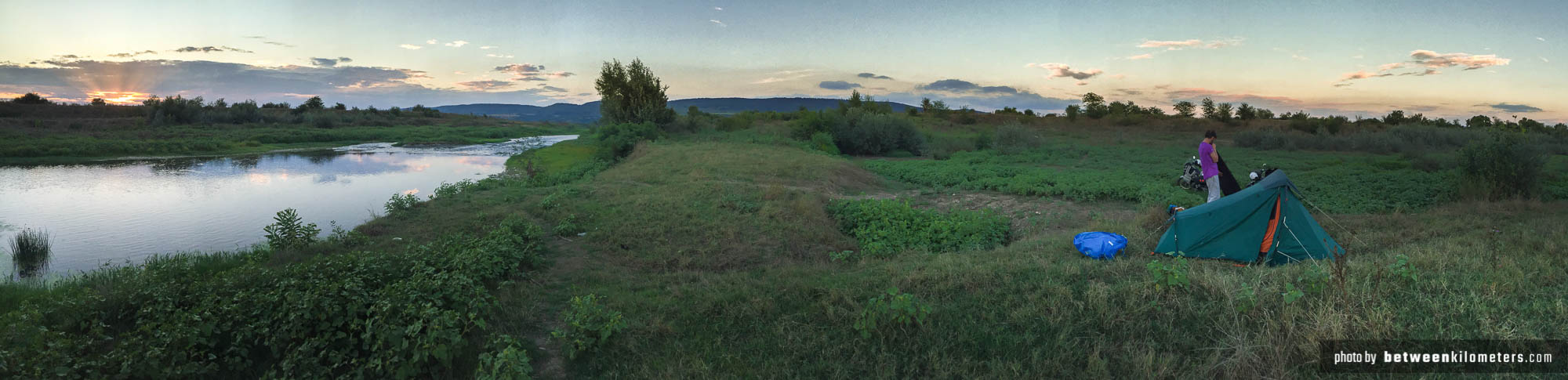 Jeden z dziwniejszych, naszych noclegów. Rzeka Yantra niedaleko miejscowości Varbitsa. Teraz, gdy patrze na to zdjęcie, uważam, że było tam całkiem ładnie. 43°10’51” N 25°50’34” E Nocleg nad rzeką Yantra, Bułgaria