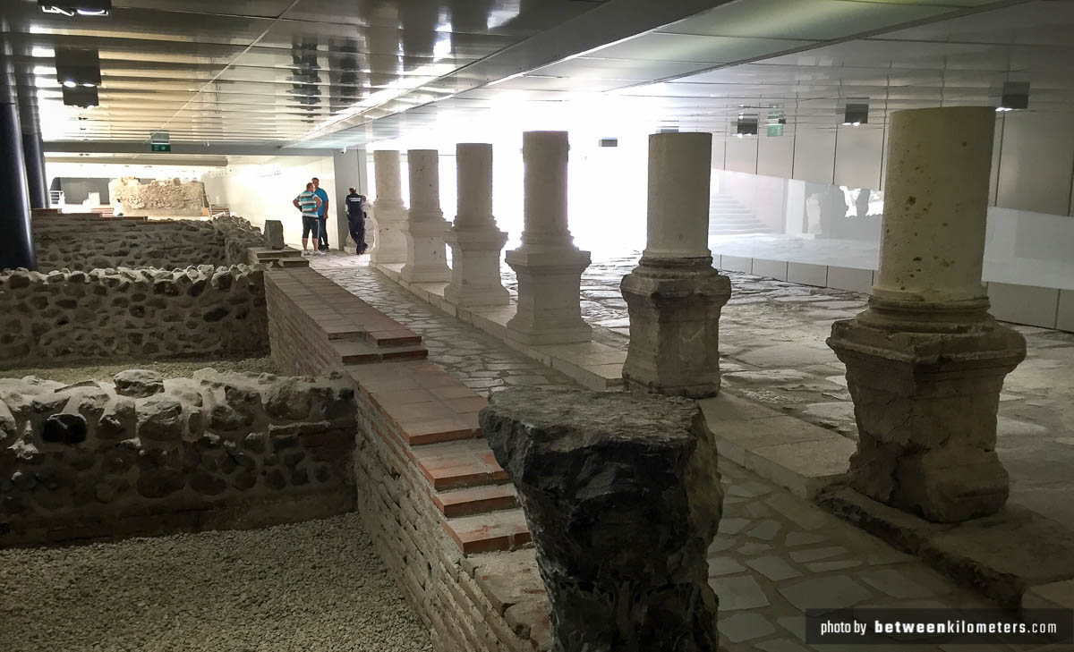 W Sofii znalazłem najładniejszy tunel jakim przyszło mi przechodzić pod ulicami miasta. Były galerie (takie ze sztuką), sklepy i wykopalisko archeologiczne. starożytne ruiny, Sofia, Bułgaria
