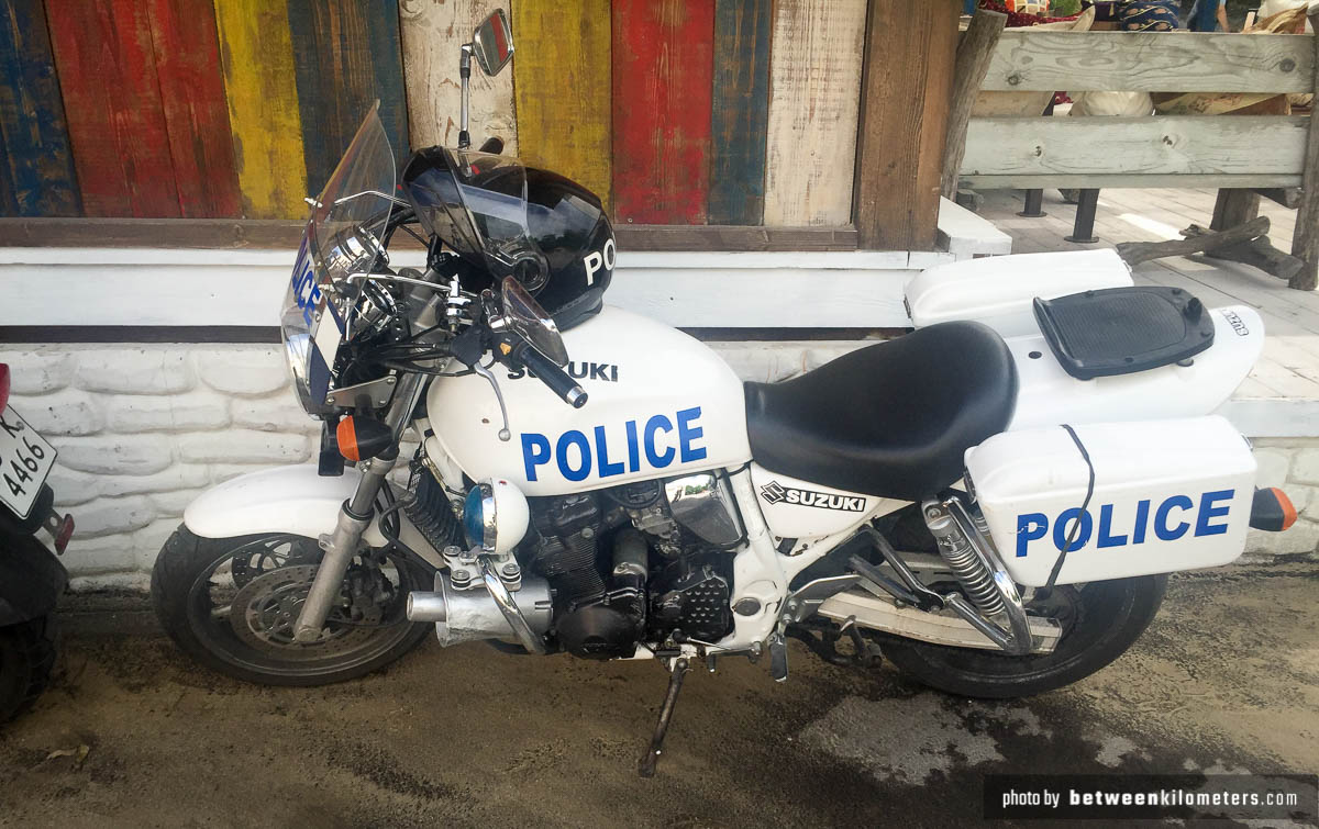 W restauracji, w której jedliśmy obiad, zatrzymali się dwaj policjanci na motocyklach. Ten jeszcze wygląda wiarygodnie. Motocykl Bułgarskiej policji.