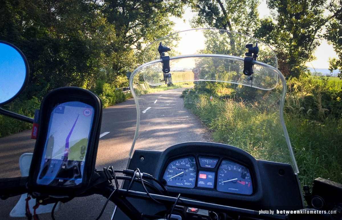Widok z siodła kierownika. Po kilku tysiącach kilometrów dopiero polubiłem ten oldskulowy design zegarów. Tu jeszcze Microsoft Lumia 640 z mapami Sygic. Widok z siodła kierownika. Po kilku tysiącach kilometrów dopiero polubiłem ten oldskulowy design zegarów. Tu jeszcze Microsoft Lumia 640 z mapami Sygic.