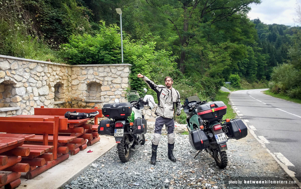 Droga R1. Miejsce do uzupełnienia wody i odpoczynku. Podobne punkty były przy większości dróg górskich, którymi jechaliśmy w Rumunii. Droga R1. Miejsce do uzupełnienia wody i odpoczynku.