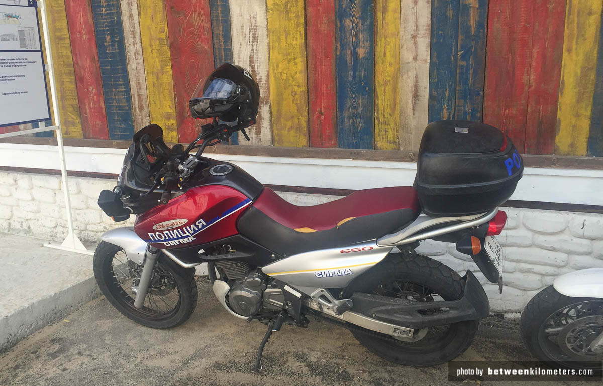 Ten też jest „prawdziwy”, choć nie budzi u mnie zaufania. Gdyby policjant na takim motocyklu chciał mnie zatrzymać, z pewnością myślałbym, że to jakiś wałek… Motocykl policyjny, Warna, Bułgaria
