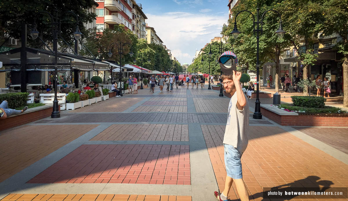 Szukamy miejsca gdzie będziemy mogli coś zjeść i napić się wina. Deptak w Sofii, Bułgaria