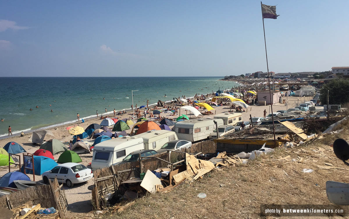 Koleżanka Joachima, która mieszka w Bukareszcie poleciła nam tamtejszy odpowiednik naszego półwyspu helskiego. Vama Veche – namioty, przyczepy, imprezownie z desek i pełno hipisów. Myśle, że imprezowałoby się tam godnie. My nie mieliśmy w sumie ochoty pić do rana i pojechaliśmy w kierunku Bułgarii. Przyczepy kampingowe w Vama Veche, Rumunia