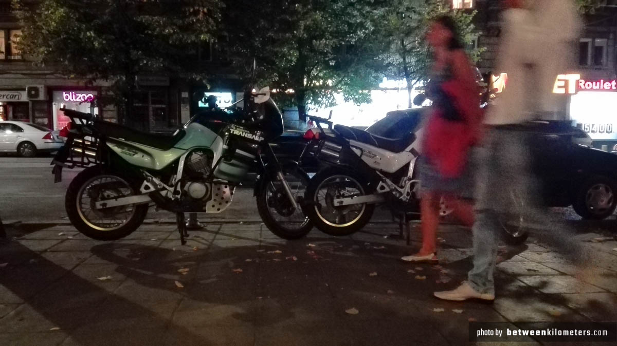 Nasze motorki śpią bezpiecznie pod hotelem 🙂 Nasze motorki śpią bezpiecznie pod hotelem 🙂