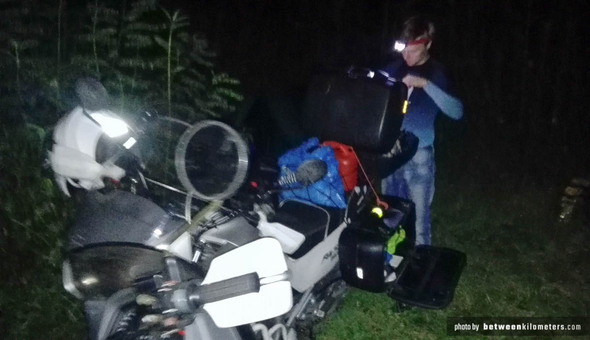 Obozowisko znalezione nocą. Nic nie widać i wszystko wydaje się groźne. Lokalizacja: 48°13’27” N 22°16’54” E (niepolecam) Obozowisko znalezione nocą. Nic nie widać i wszystko wydaje się groźne. Lokalizacja: 48°13’27” N 22°16’54” E (niepolecam)