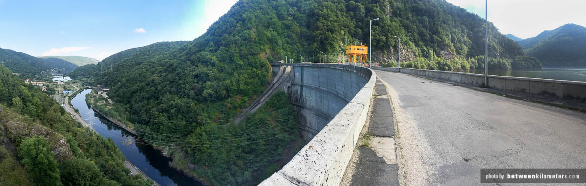 Tama na jeziorze Tarnița, Droga 107P, Rumunia Tama na jeziorze Tarnița, Droga 107P, Rumunia