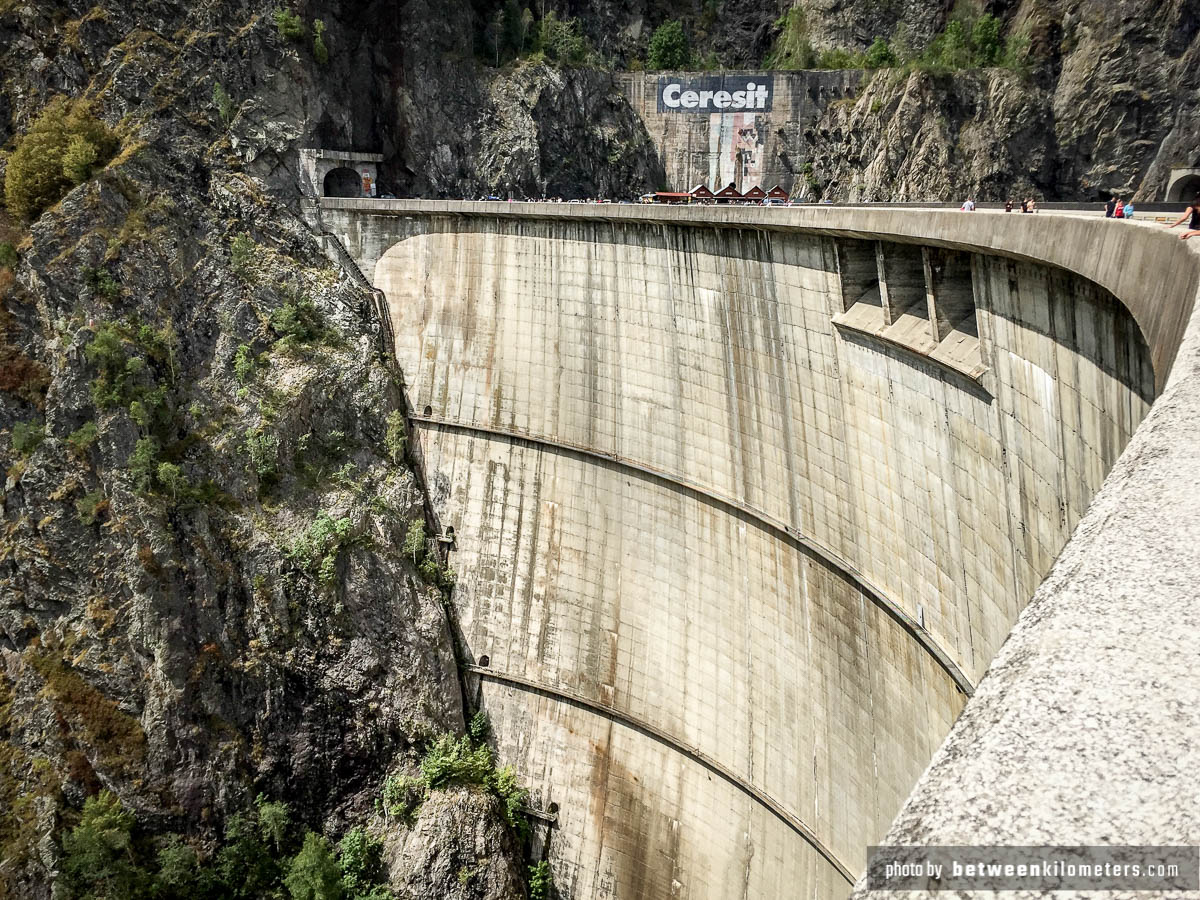 Bałem się patrzeć w dół. Było wysoko. Tama na jeziorze Vidraru. Trasa Transfogarska, Rumunia