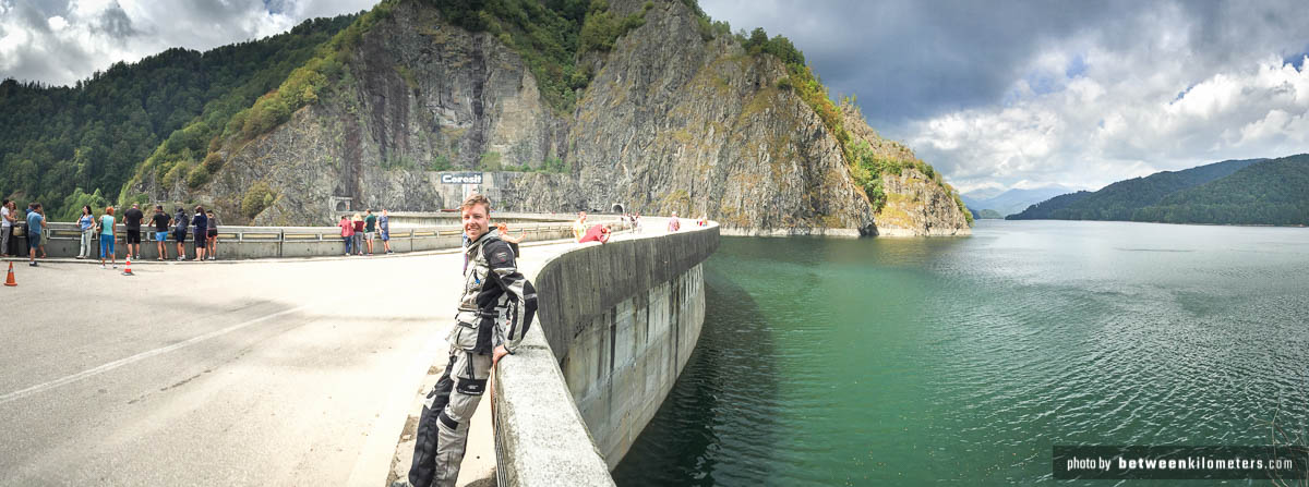 Tama na jeziorze Vidraru. Panorama w iPhone trochę mnie zniekształciła 😉 Tama na jeziorze Vidraru. Trasa Transfogarska, Rumunia