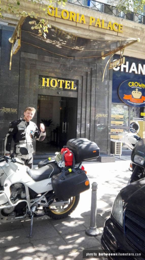 Aby można było swobodnie napić się Sofi w Sofii wynajęliśmy całkiem ładny pokój ze śniadaniem. Zapłaciliśmy 60 zł od osoby. Już polubiliśmy to miasto. Gloria Palace, Sofia