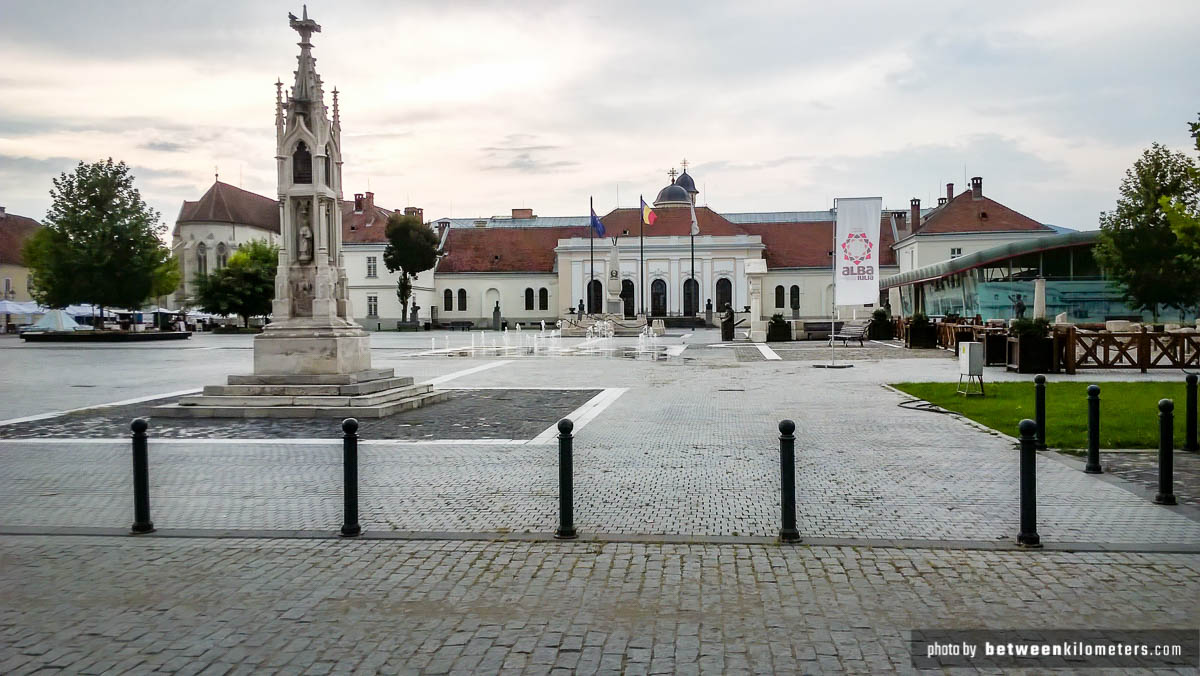Za murami było zupełnie niezależne kiedyś miasto. Piękna starówka trochę nas zaskoczyła. Jednak nieczytanie przewodników ma swoje plusy i można samemu odkryć miasto w mieście 😉 Stare Miasto, Alba Iulia, Rumunia