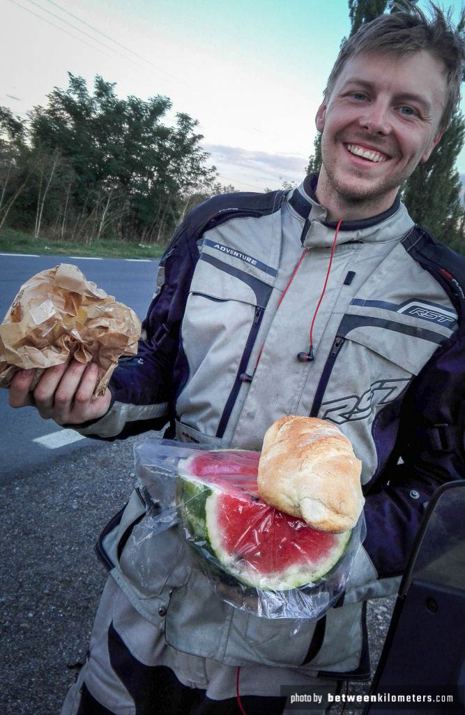 Kolacja, którą dostaliśmy od przemiłej pani mieszkającej przy drodze na Bukareszt. Kolacja, którą dostaliśmy od przemiłej pani mieszkającej przy drodze na Bukareszt.