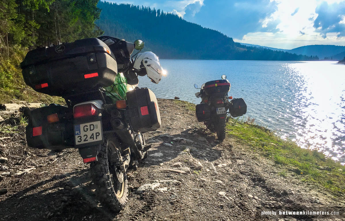 Droga prosto do Jeziora Beliș-Fântânele. Niestety nie było tutaj miejsca na obóz. Zresztą i tak byli tam jacyś ludzie 🙁 Droga prosto do Jeziora Beliș-Fântânele. Niestety nie było tutaj miejsca na obóz. Zresztą i tak byli tam jacyś ludzie 🙁