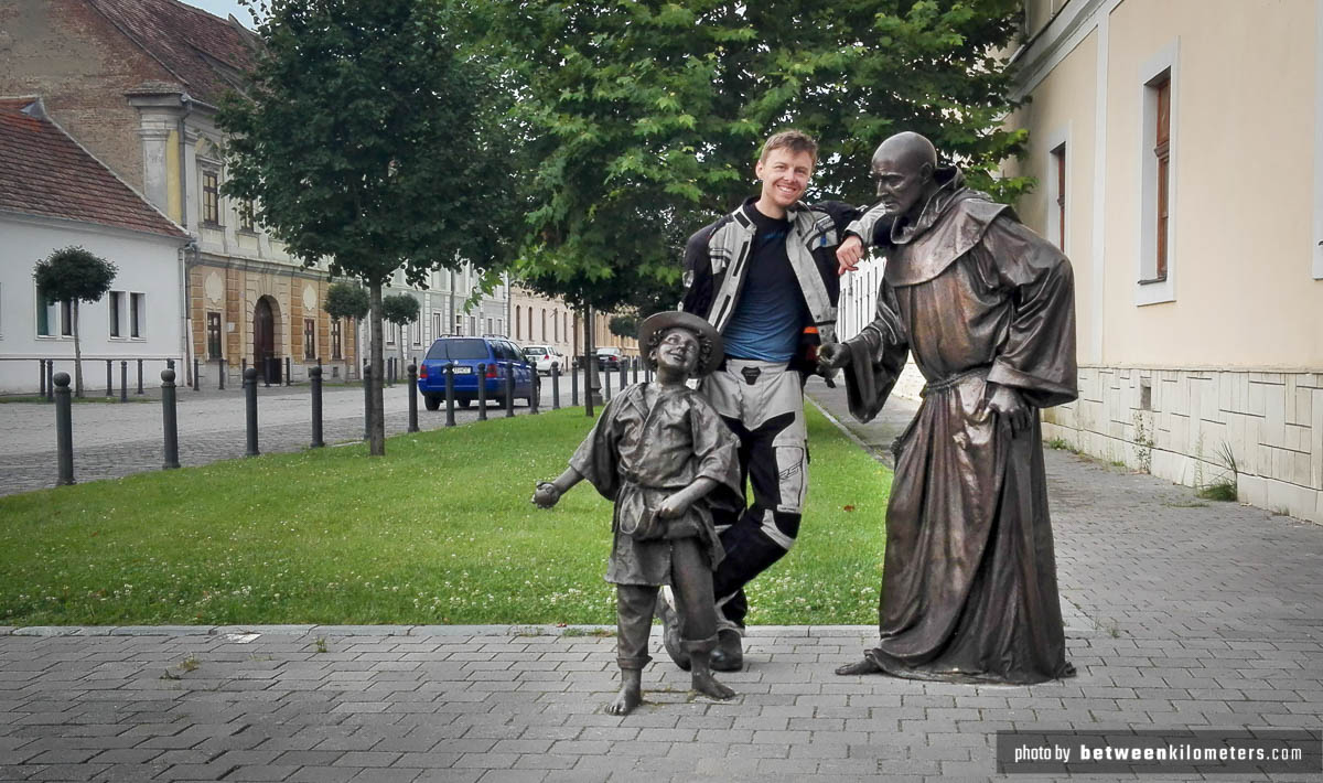 Na starówce było też mnóstwo rzeźb z brązu przedstawiających mieszkańców miasta z czasów jego świetności. Rzeźby na starym mieście, Alba Iulia, Rumunia