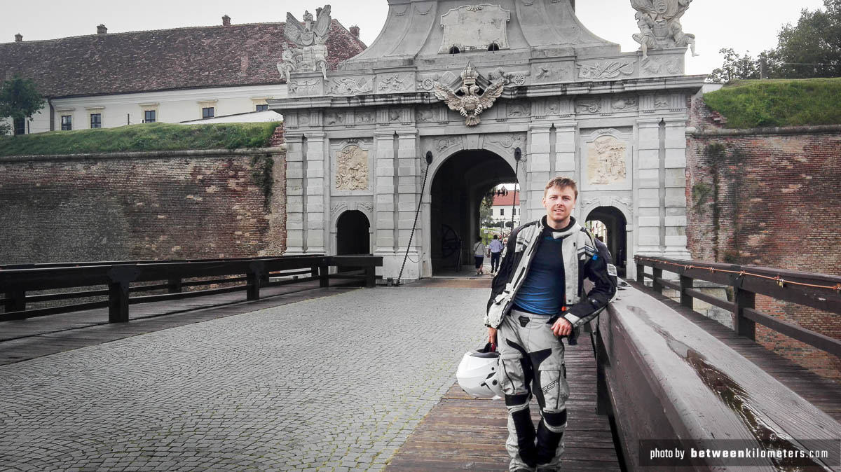 Gdy już mieliśmy jechać dalej odkryliśmy, że Alba Iulia kryje w środku miasta, kolejne miasto, za murami i fosą można było znaleźć starówkę. Starówka, Alba Iulia, Rumunia Stare Miasto, Alba Iulia
