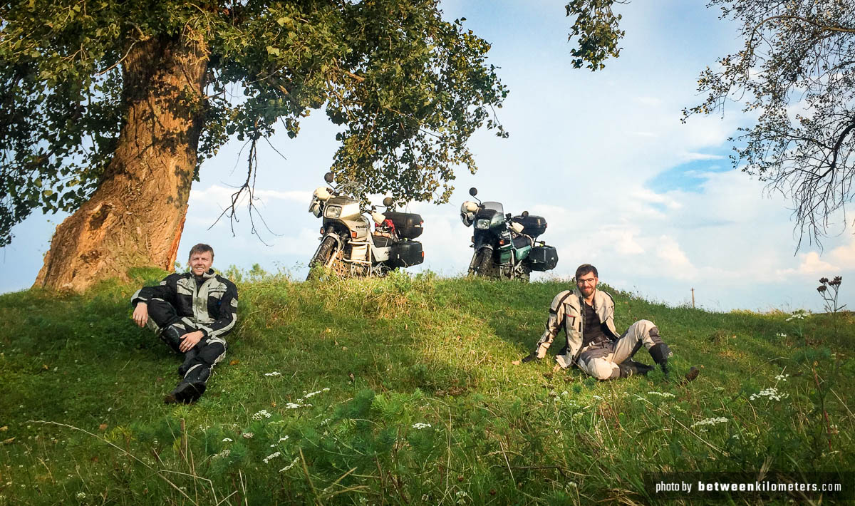 Fotka pod drzewem nad rzeką Marusza niedaleko miasta Alba Iulia. Tam też nocowaliśmy. Fotka pod drzewem nad rzeką Marusza niedaleko miasta Alba Iulia, Rumunia