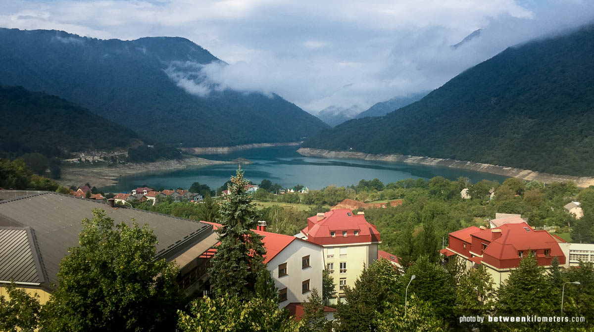 Rano. Taki widok z okna. Cudowne mieszkanie za totalne grosze. Mieszkańcy tego kraju byli dla nas na prawdę gościnni i uczciwi. Właścicielka mieszkania kupiła nam nawet kolację po cenach dla lokalsów. Widok na Jezioro Pivsko, Czarnogóra