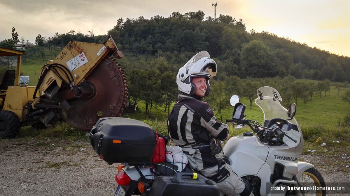 Słońce zachodzi. My już po kolacji. Trzeba szukać miejsca na nocleg. Gdzieś motocyklem w Serbii