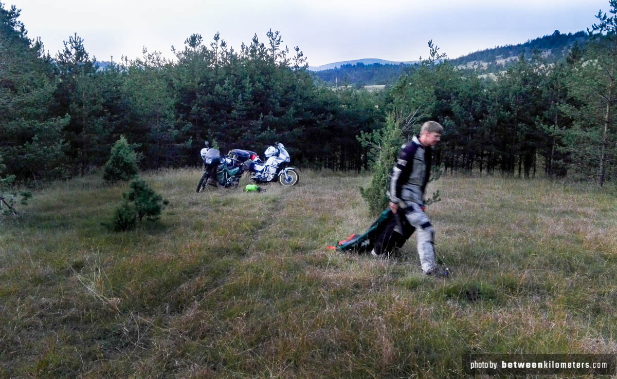 Po dość długich poszukiwaniach w końcu znaleźliśmy w miarę odludne miejsce na nasze obozowisko. Nocleg pod namiotem, Serbia