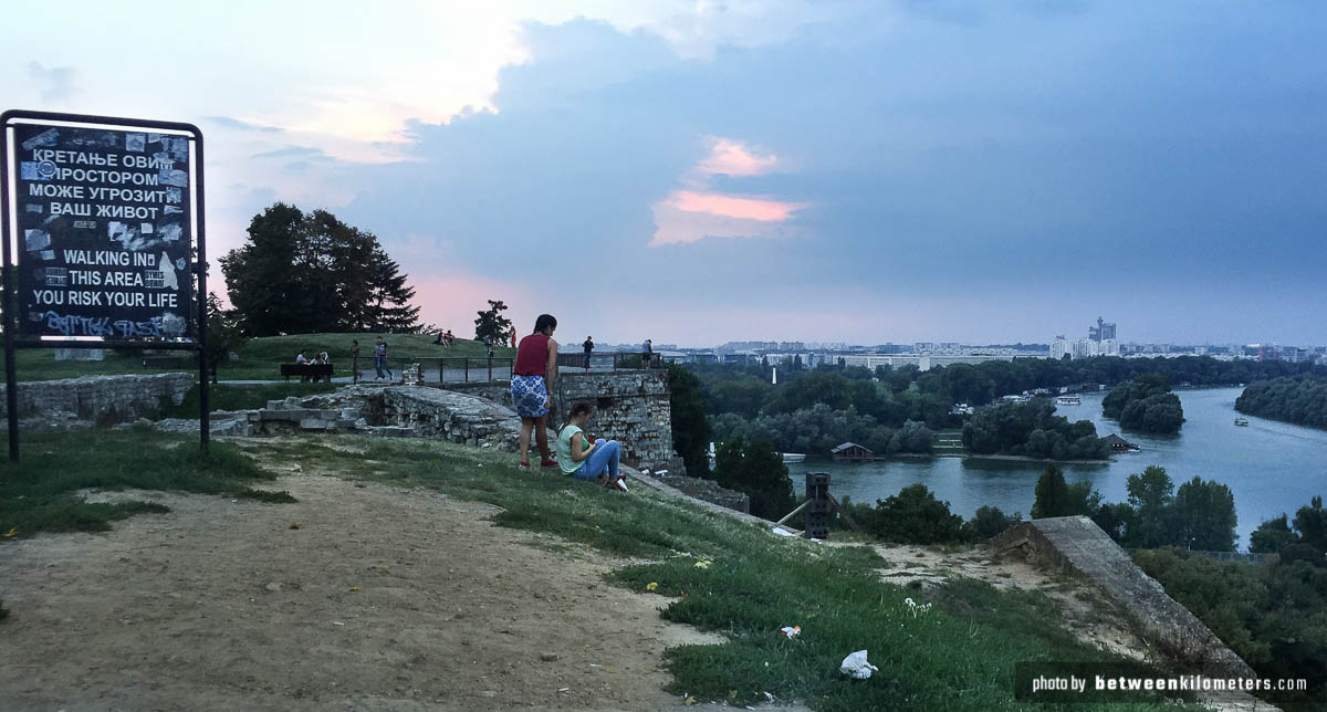 Całkiem przyjemne miejsce. Żałuję, że nie mieliśmy piwka. Tablica po lewej całkiem adekwatna. W PL zrobiliby milion barierek – pewnie w żółtym kolorze… 😉 Sawa i Dunaj, Belgrad, Serbia