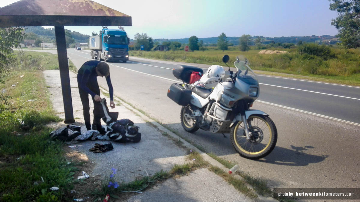 W drodze do stolicy. Deszczu nie ma. Ciepło. Trzeba sie przebrać w cieniu 🙂 Droga do Belgradu, Serbia