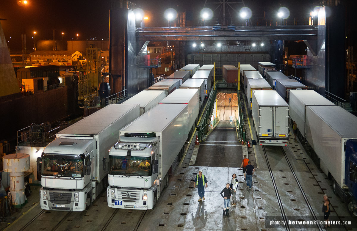 Załadunek promu do Batumi w Gruzji Tiry wjeżdżają na prom do Gruzji